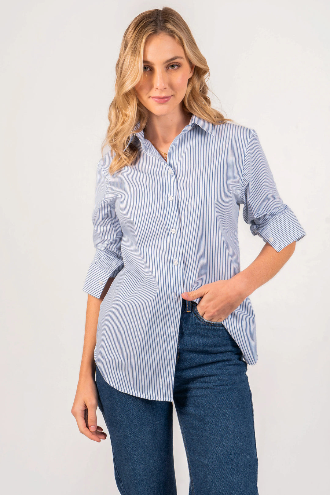 Camisa oversized para mujer de rayas, azul claro, manga larga.
