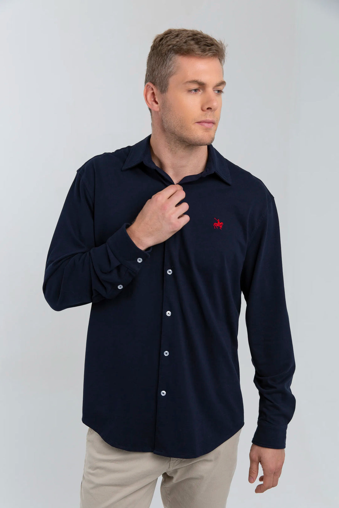 Camisa hombre manga larga tejido pique azul oscuro. textura en relieve y suavidad excepcional. Ideal para looks casuales informales.
