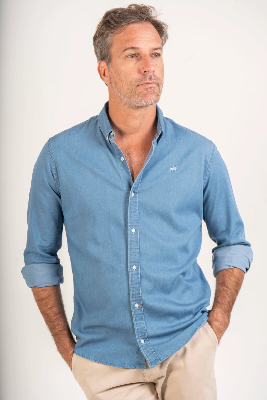 Camisa para hombre en denim azul claro