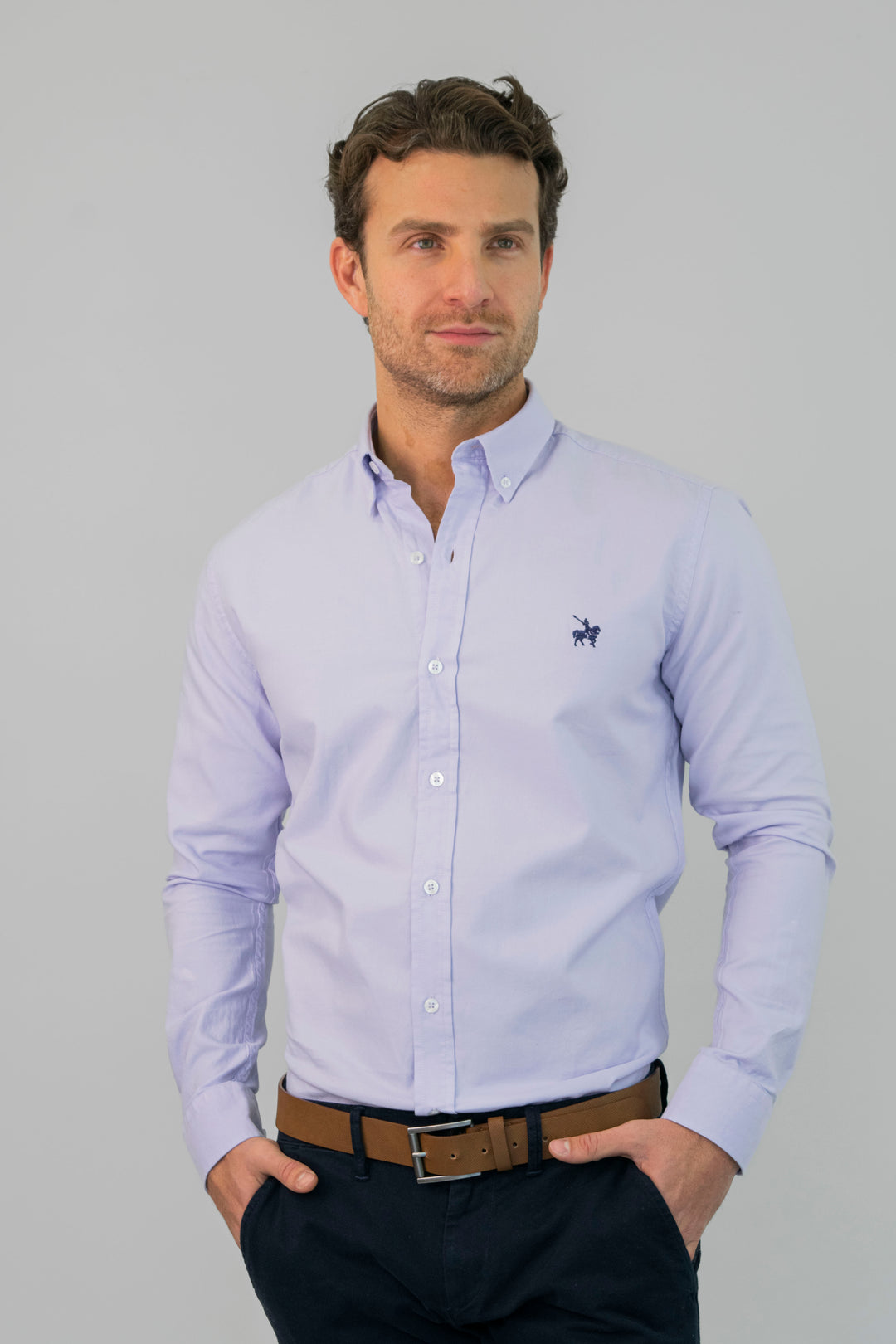 Camisa para hombre tipo oxford color lila. Confeccionada con hilos 100% algodón.