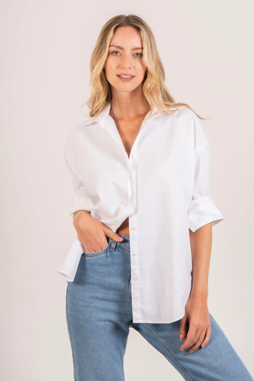 Camisa oversized blanca para mujer. una prenda que equilibra comodidad y estilo de manera natural