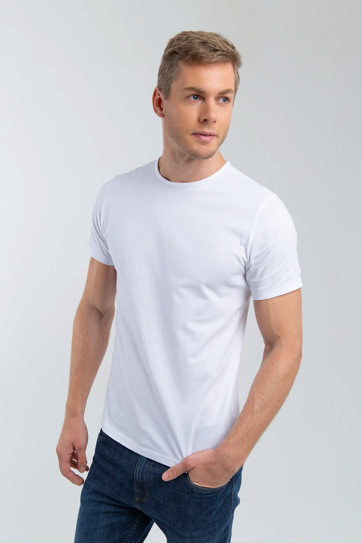 Camiseta blanca para hombre, cuello redondo. Una camiseta minimalista, básica para cualquier ocasión.