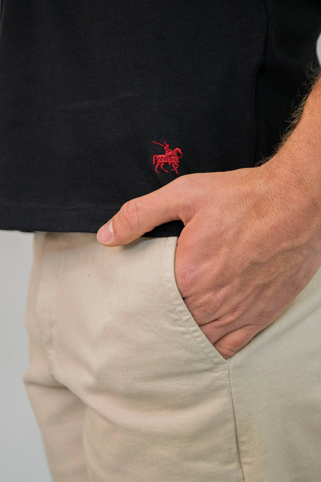 Detalle del logo de la marca Armatura bordado en la parte inferior de la camiseta