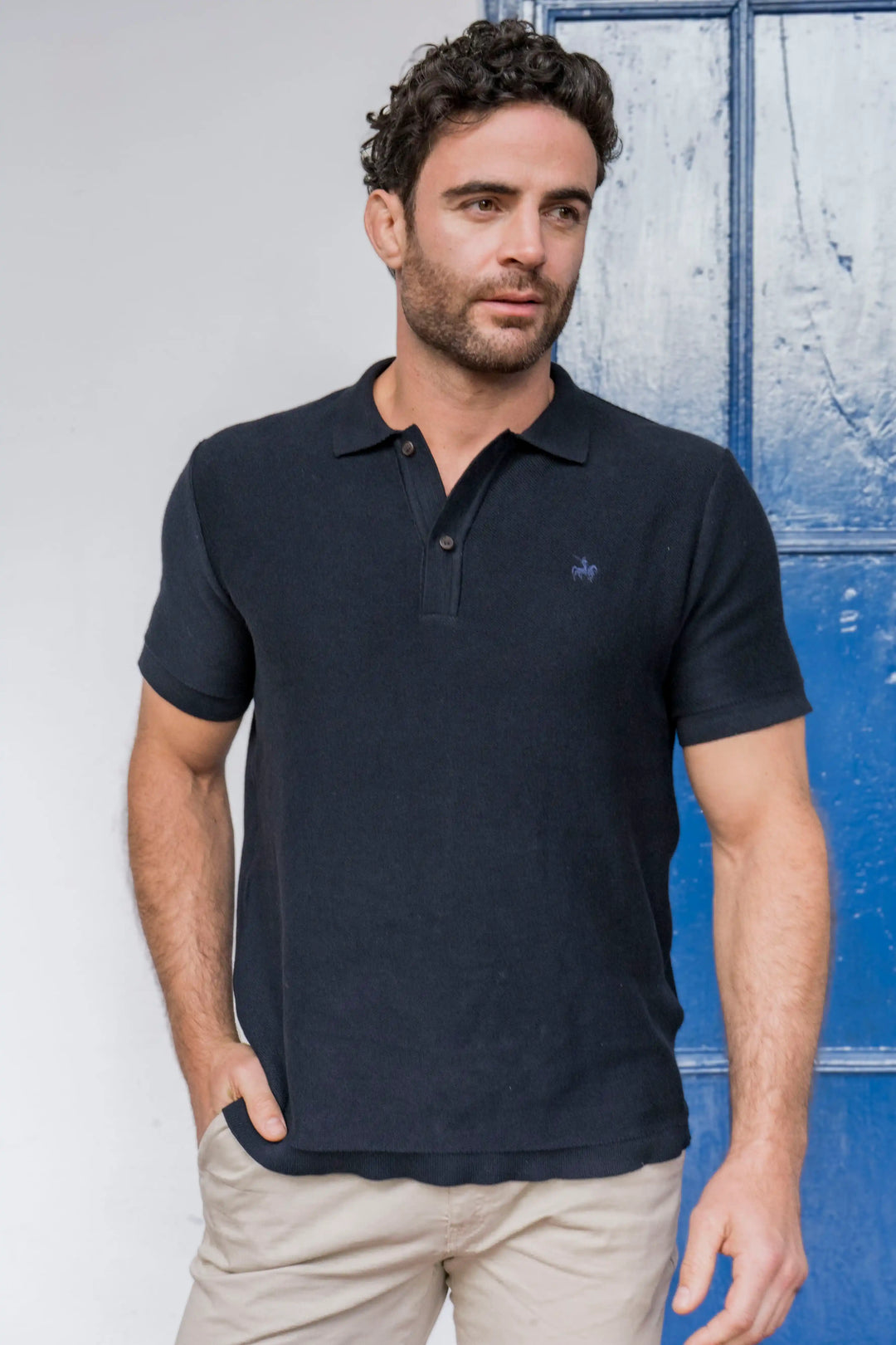Camisa polo para hombre azul oscuro, tejida con logo bordado en el pecho.