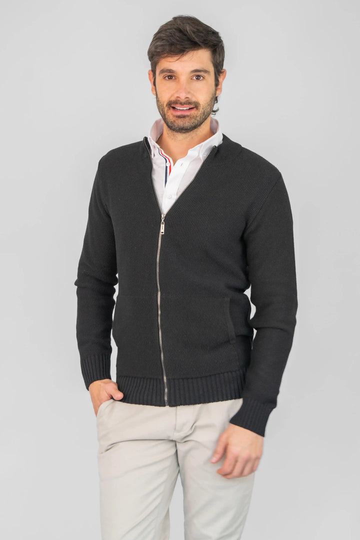 chaqueta - suéter clásico que todo hombre debe tener en su closet por su comodidad y versatilidad.
