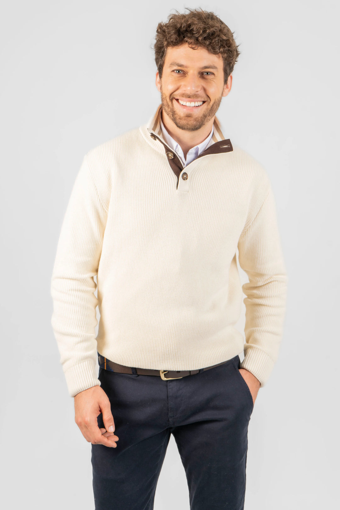 Suéter con cuello tipo half button y tejido acanalado de color beige con detalles en cuello y codos en café .