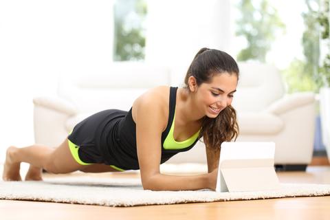 8 sencillas rutinas de ejercicio para cuidar tu figura en casa. (Mujer)