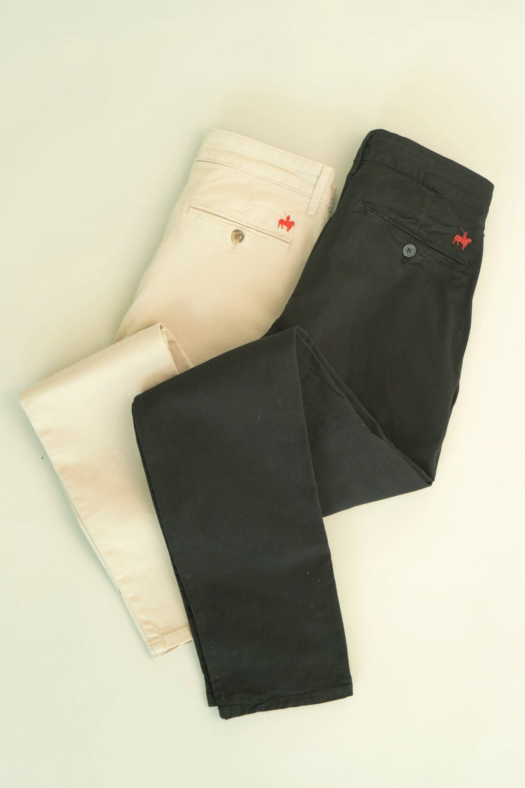 Pack compuesto por dos pantalones para hombre tipo chino. Ahorra comprando en pack.