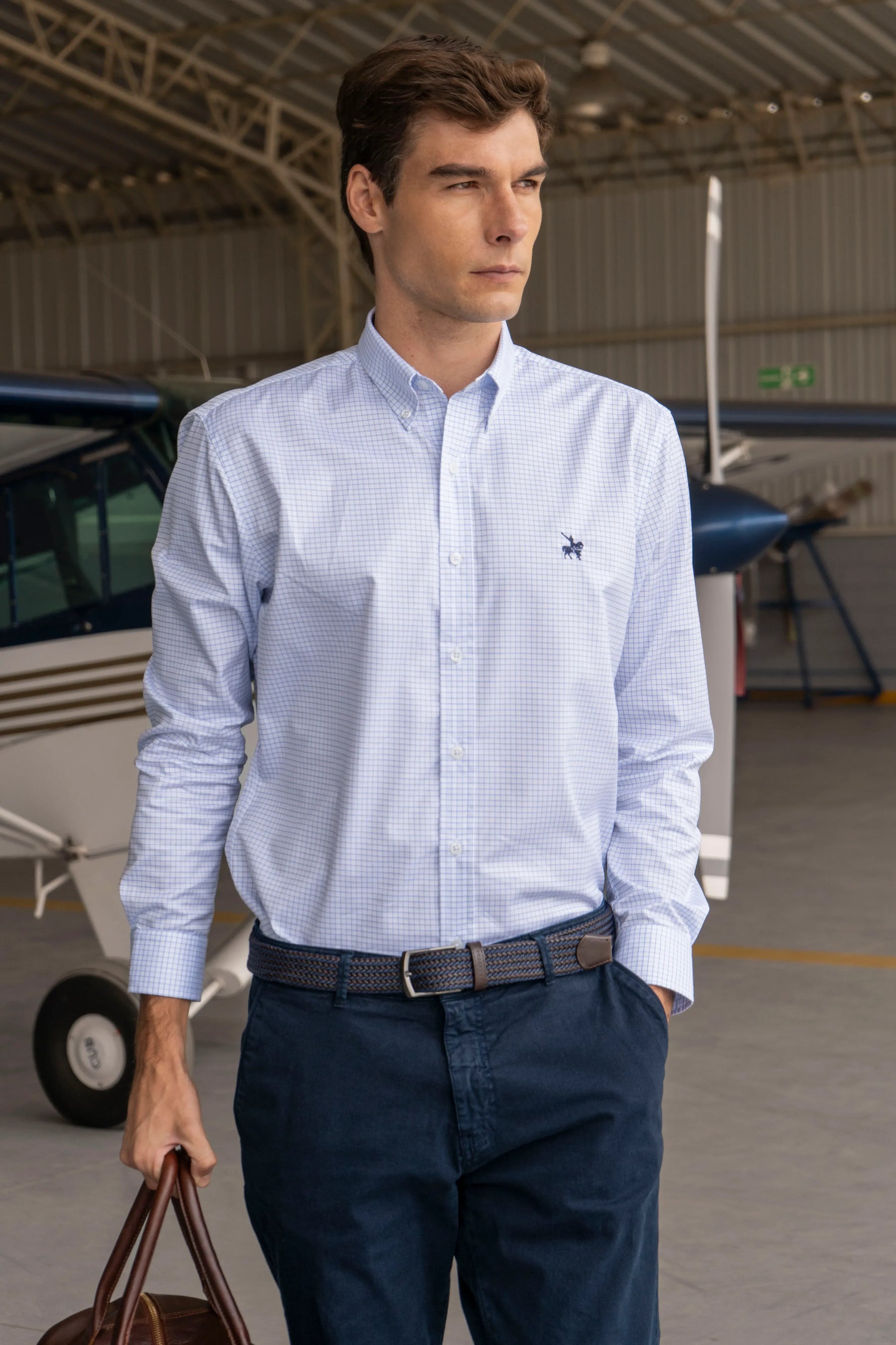 Camisa para hombre cuadros azules, con bordado negro.  Composición de algodón que no se arruga.