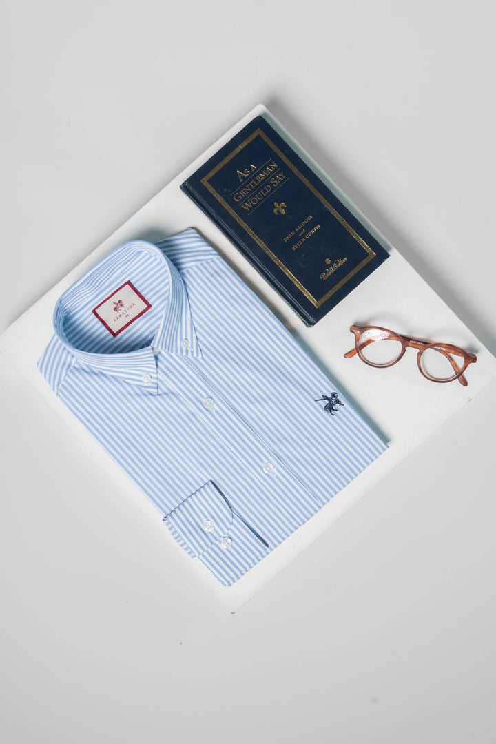 Camisa para hombre de rayas azul, rayas finas azules y logo bordado azul oscuro. Camisa manga larga ideal para un look formal.