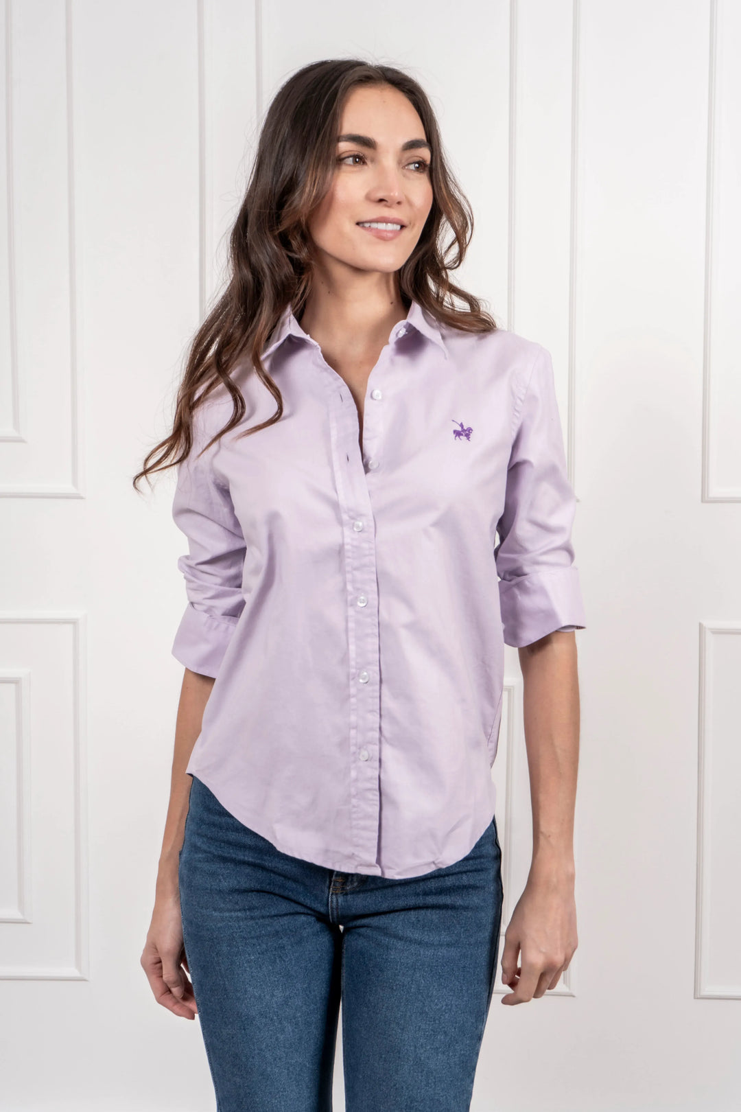 Camisa tipo oxford para mujer de color lila y bordado en pecho