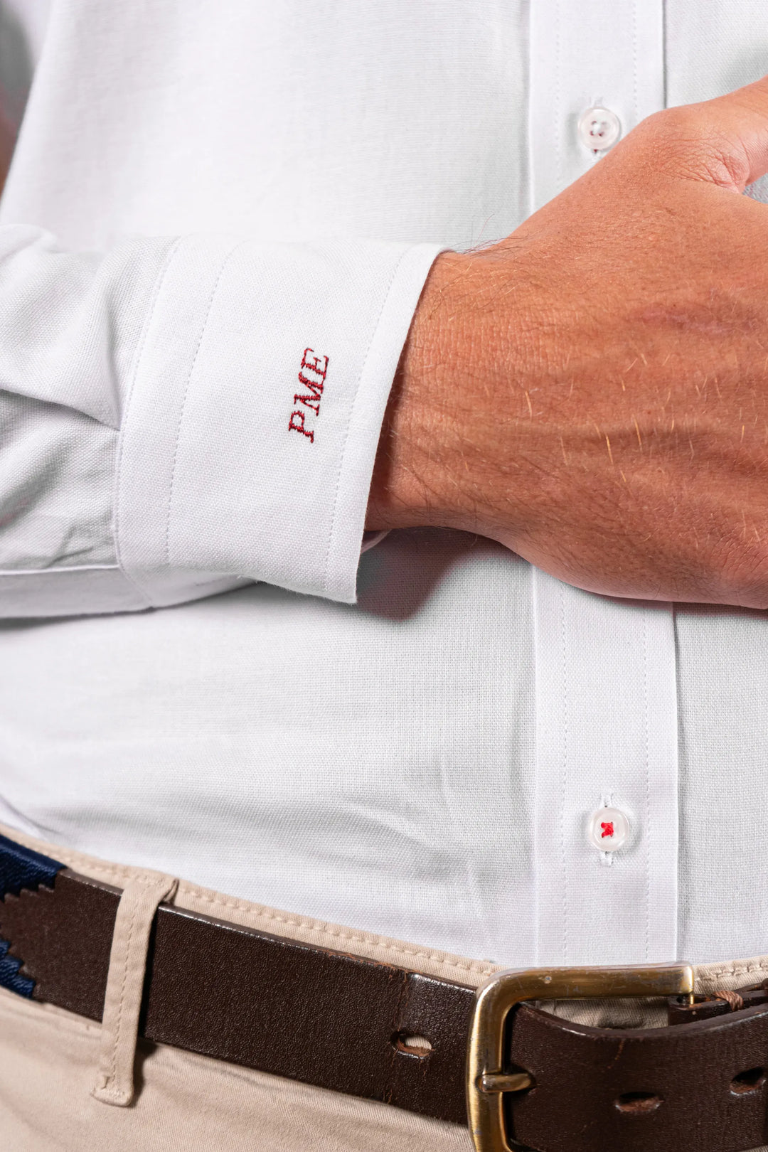 Camisa blanca para hombre personalizada. Puedes elegir 3 letras para bordar en el puño.