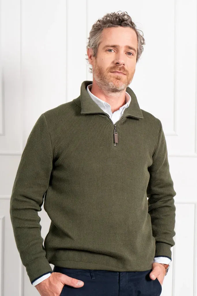 Suéter cuello halfzip para hombre en tejido rib color verde. Composición algodón