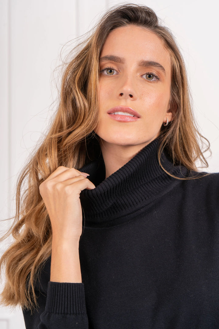 Suéter cuello tortuga para mujer de color negro en composición de algodón.