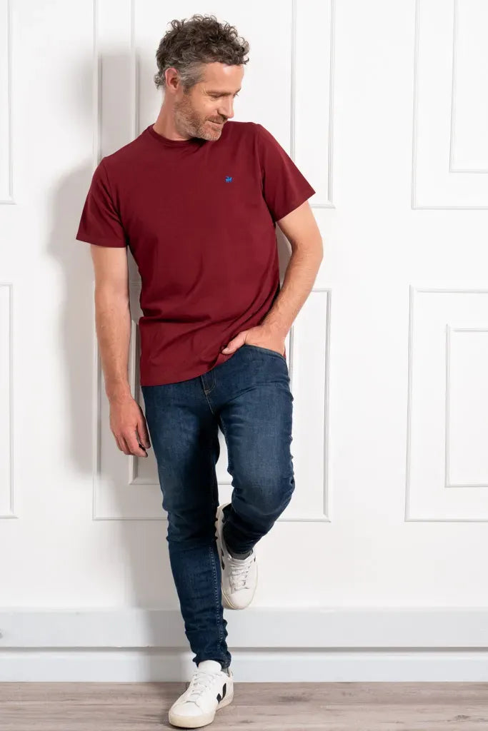 Camiseta vinotinto para hombre. Confeccionada en una tela sumamente suave.