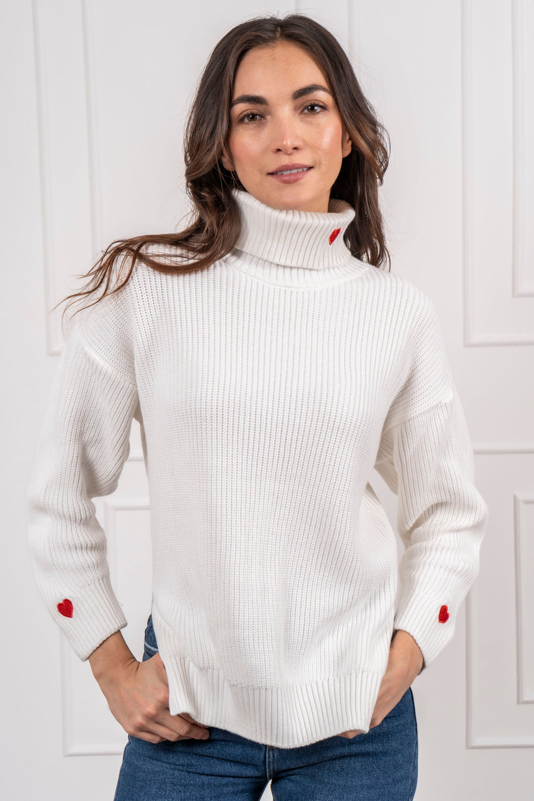 Suéter cuello tortuga blanco para mujer con detalles de corazón rojo bordado en mangas y cuello