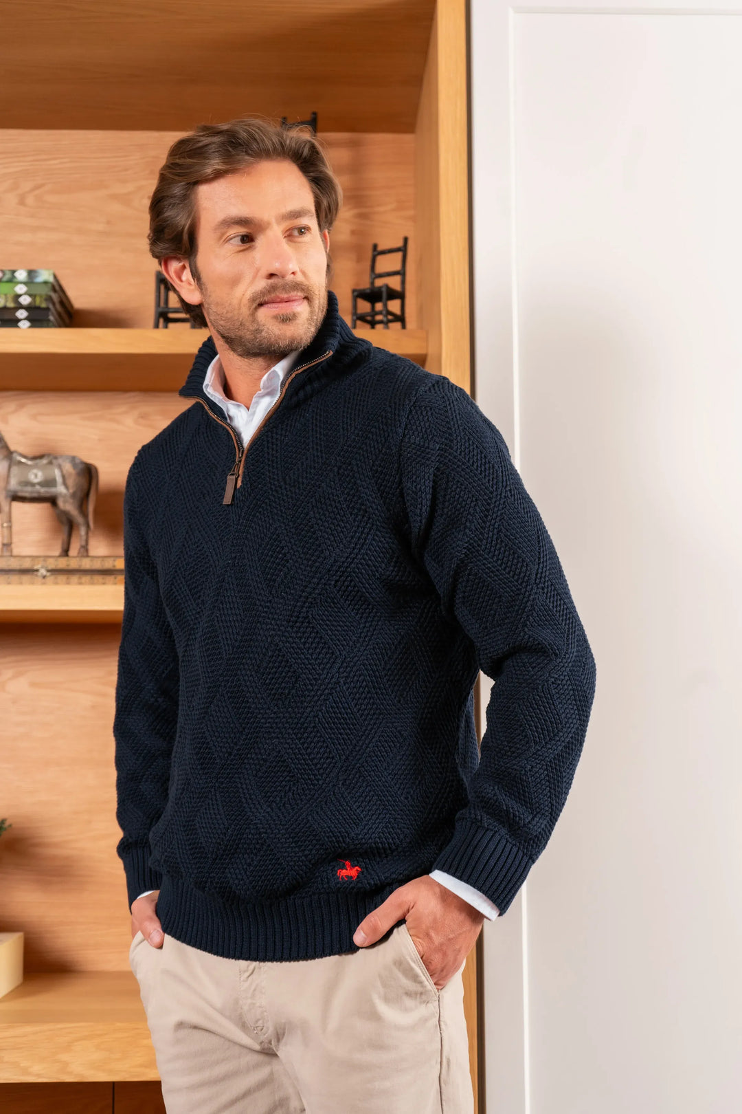 Suéter Halfzip para hombre. diseño de rombos, ofreciendo tanto estilo como funcionalidad.