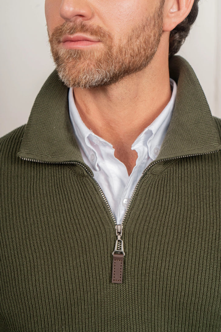 Suéter cuello halfzip para hombre en tejido rib color verde. Composición algodón