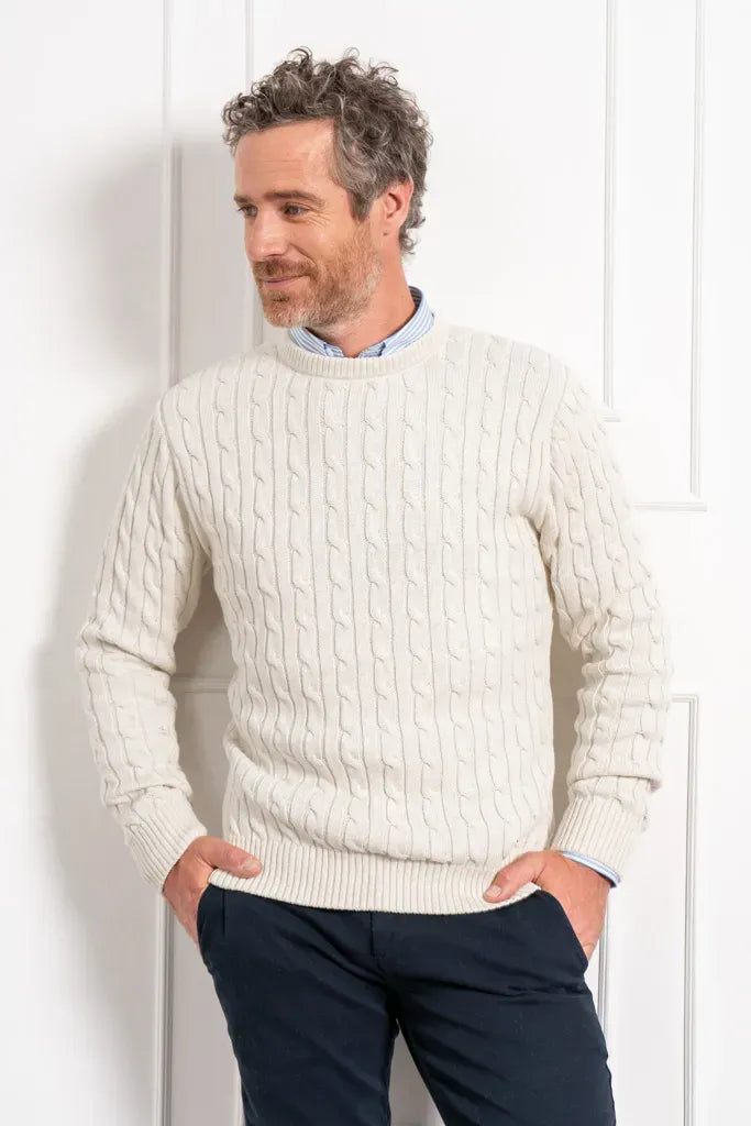 Suéter trenzado cuello redondo de color hueso para hombre y composición en algodón
