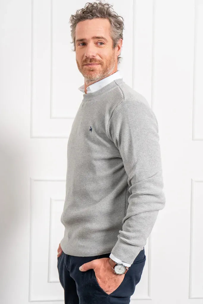 Suéter cuello redondo de color gris de algodón. tejido con textura y bordado en pecho 