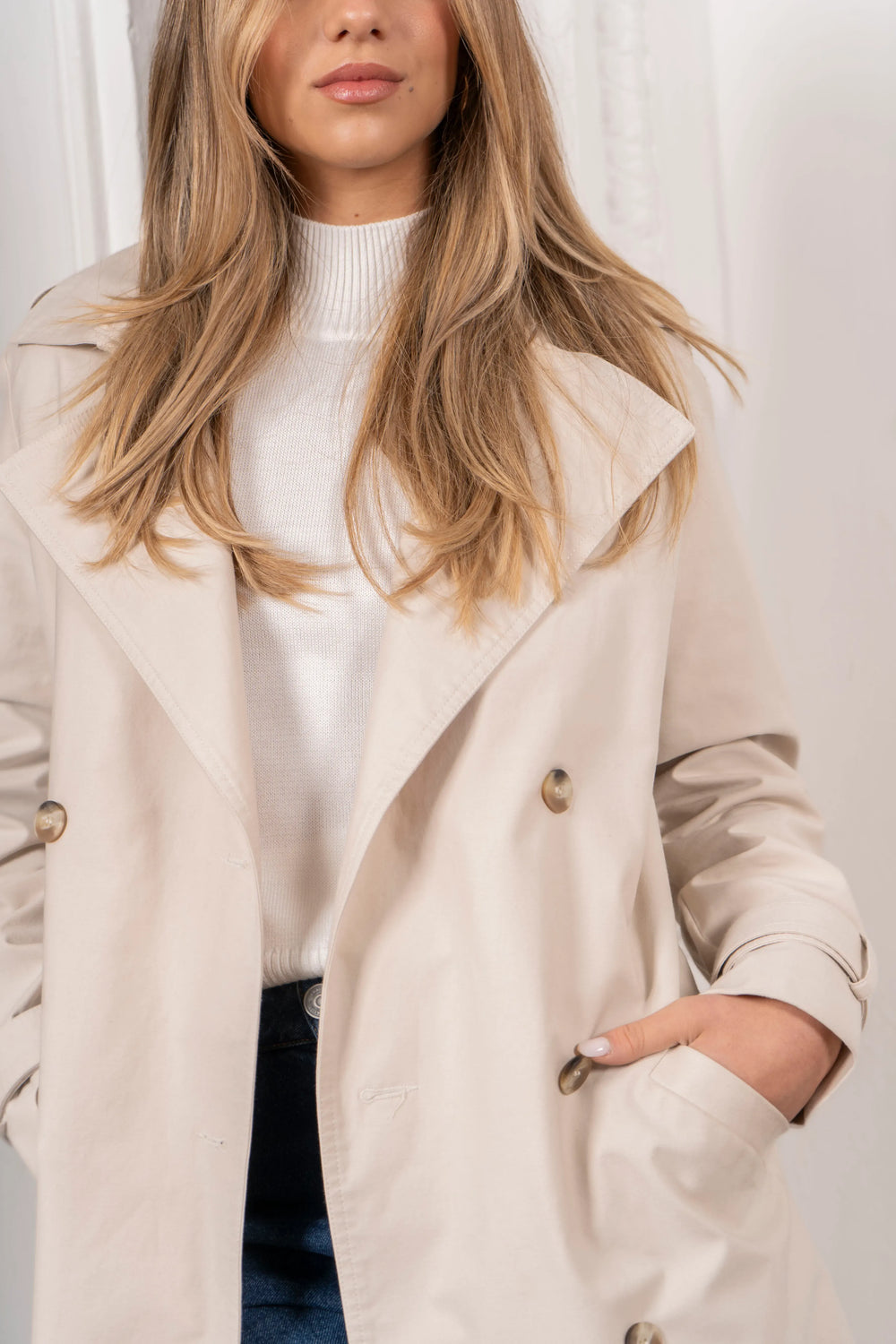 Trench Coat para mujer color beige Armatura. Una prenda atemporal e icónica.
