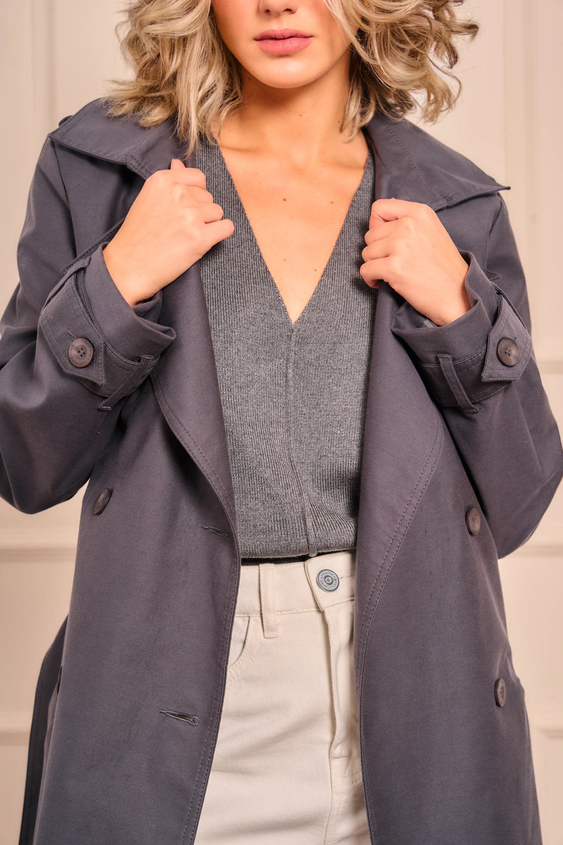 Abrigo para mujer tipo trench de color gris. Una prenda versátil con infinitas combinaciones.