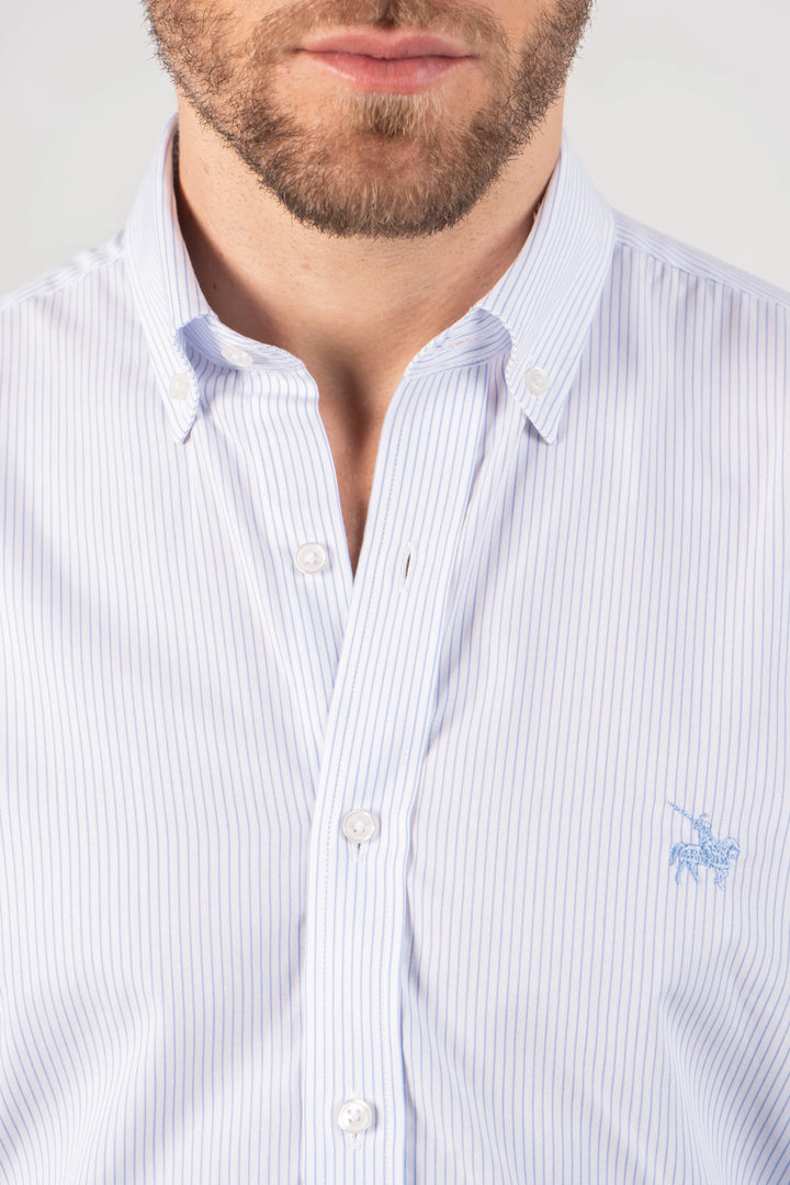 Camisa para hombre de rayas azul clara. Manga larga, una camisa que establece un estándar propio de estilo atemporal