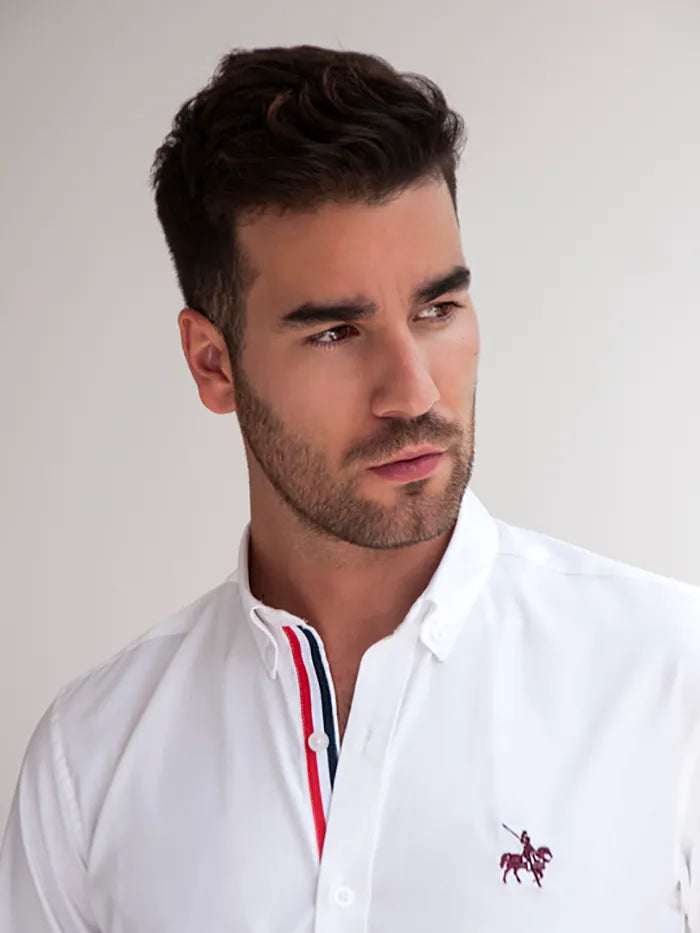 Camisa blanca para hombre France, diseño clásico y elegante. Ideal para ocasiones formales e informales. Lineas de contraste en el cuello y logo Armatura vinotinto.