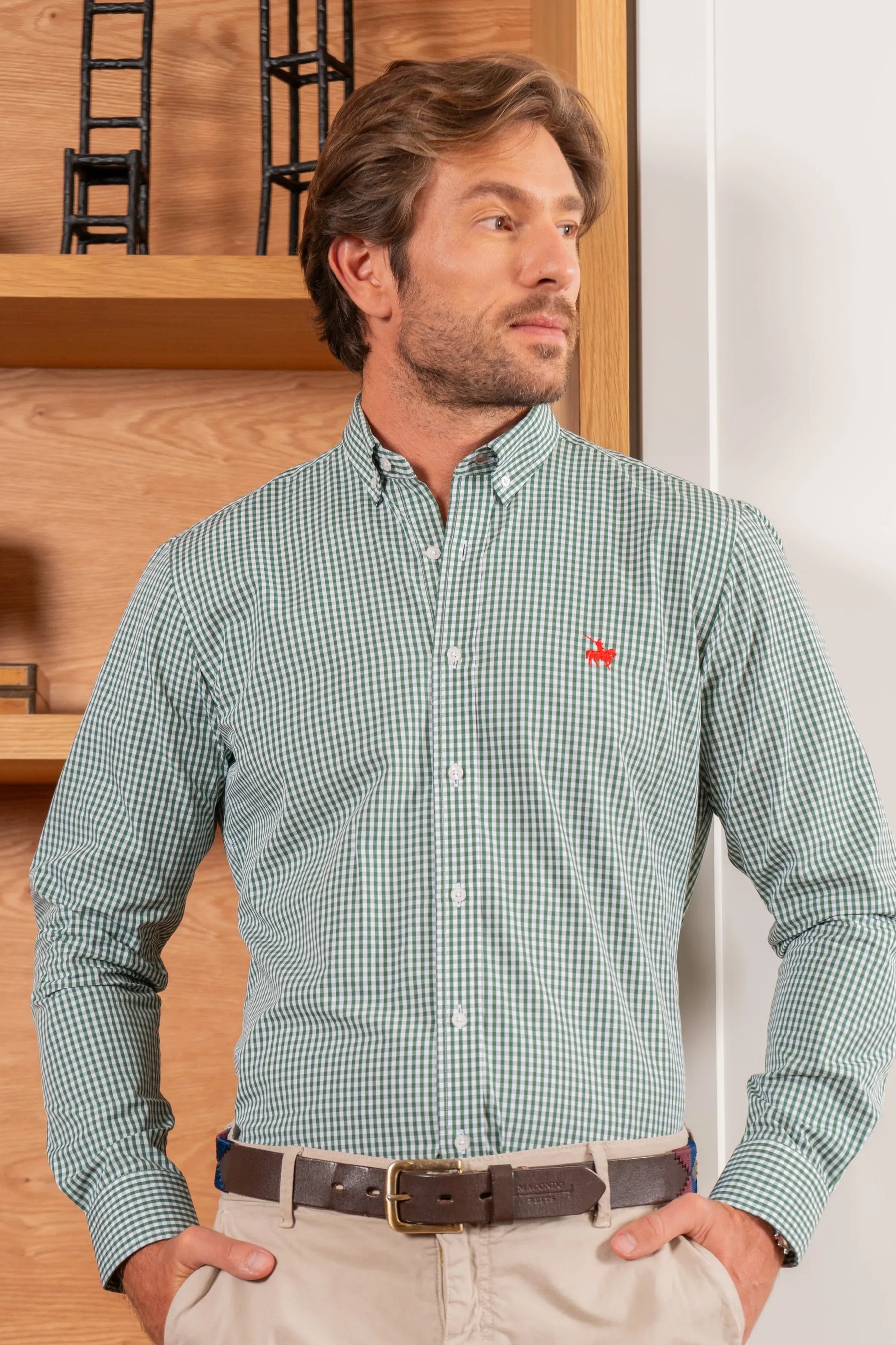 Camisa para hombre de cudros verde, base blanca.