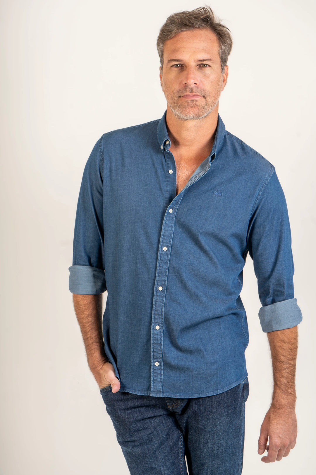 Camisa para hombre en material Denim azul oscuro. El denim seleccionado garantiza durabilidad y estilo perdurable, haciendo que estas camisas sean una inversión en tu estilo que perdurará a lo largo del tiempo.