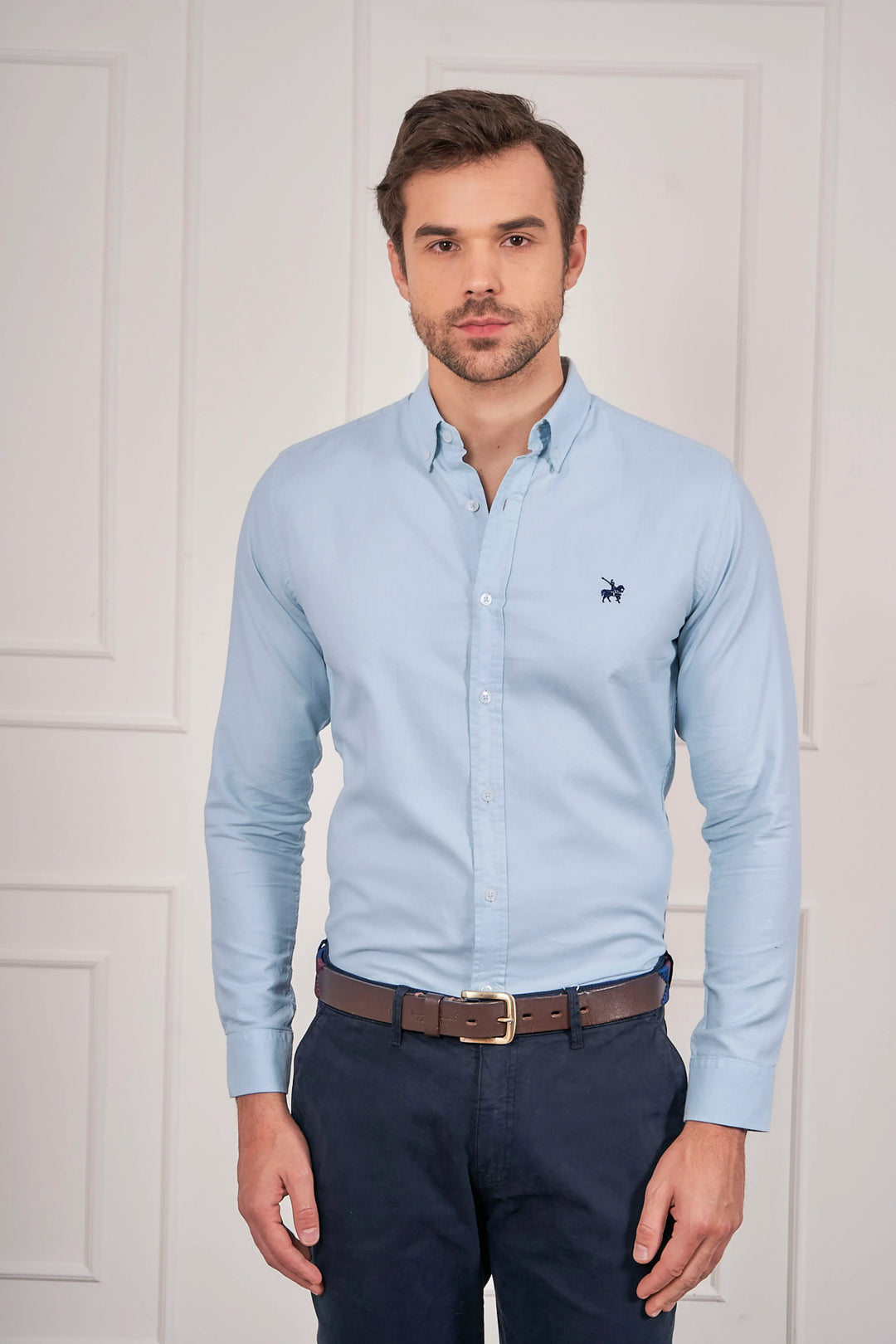 Camisa para hombre tipo Oxford azul claro, tejida con hilos 100% algodón.