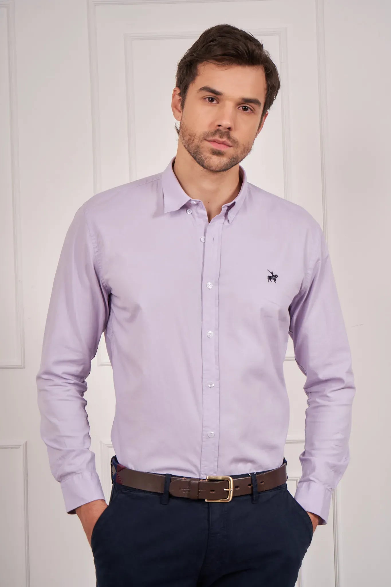 Camisa para hombre tipo oxford color lila. Confeccionada con hilos 100% algodón.