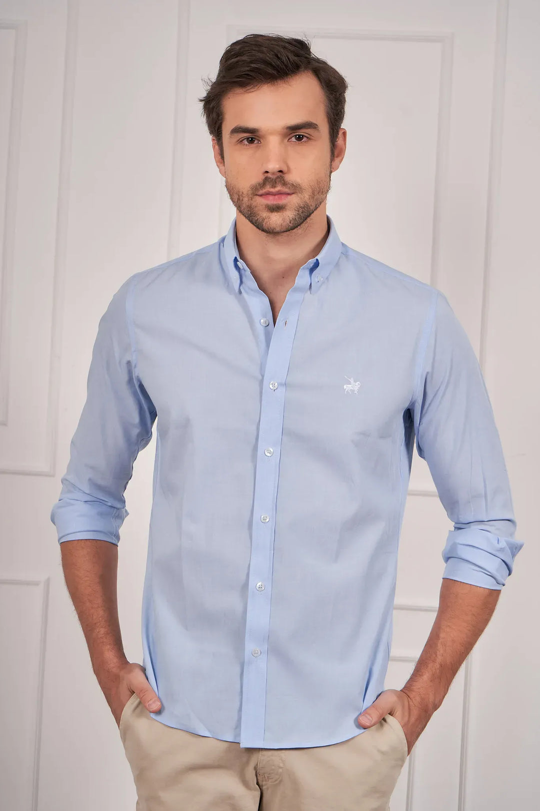 Camisa para hombre azul clara, una camisa manga larga infaltable para obtener looks versátiles.