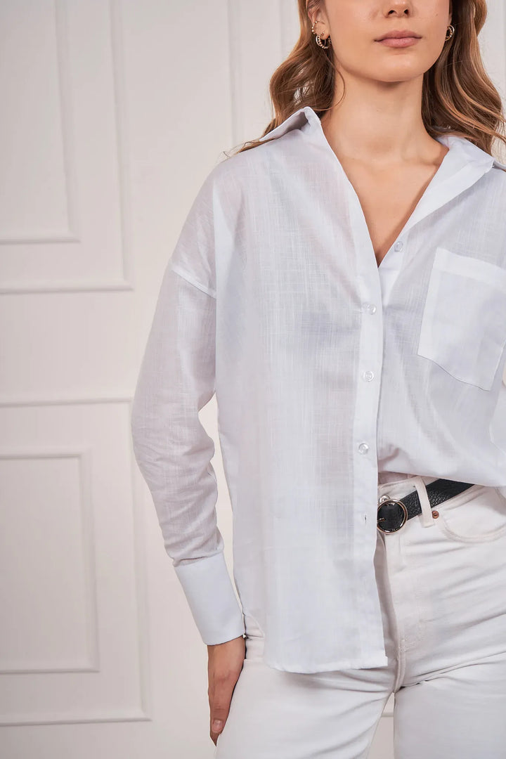 Camisa blanca para mujer con detalle en las mangas y bolsillo en corazón.