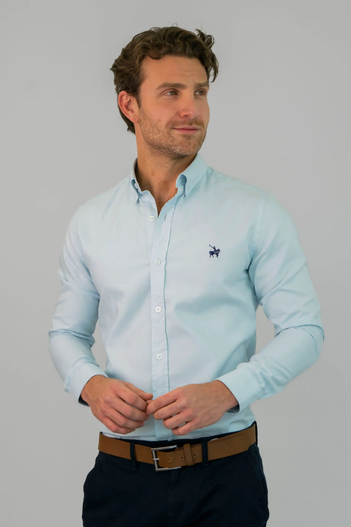 Camisa para hombre tipo Oxford azul clara, tejida con hilos 100% algodón. complemento perfecto para un look casual e informal