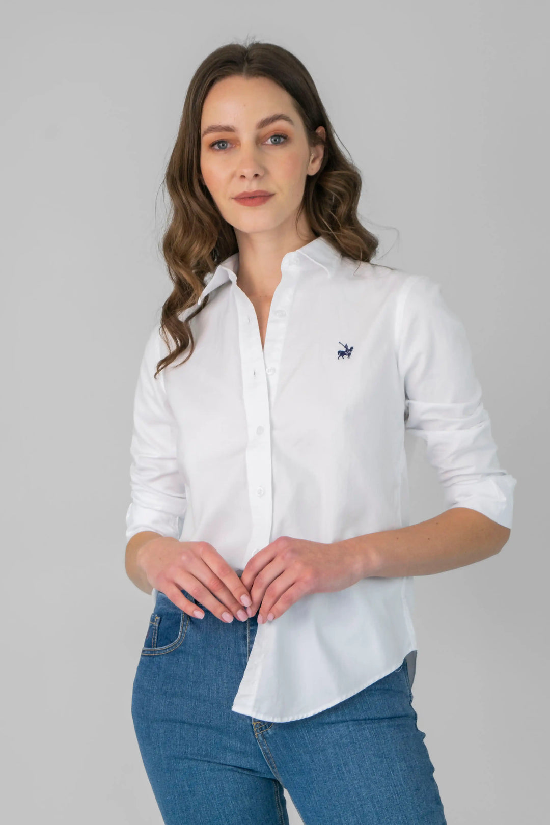 Camisa blanca Oxford Mujer de Armatura, de corte clásico y manga larga. Fabricada en algodón 100% con un acabado suave y transpirable. Ideal para looks formales e informales