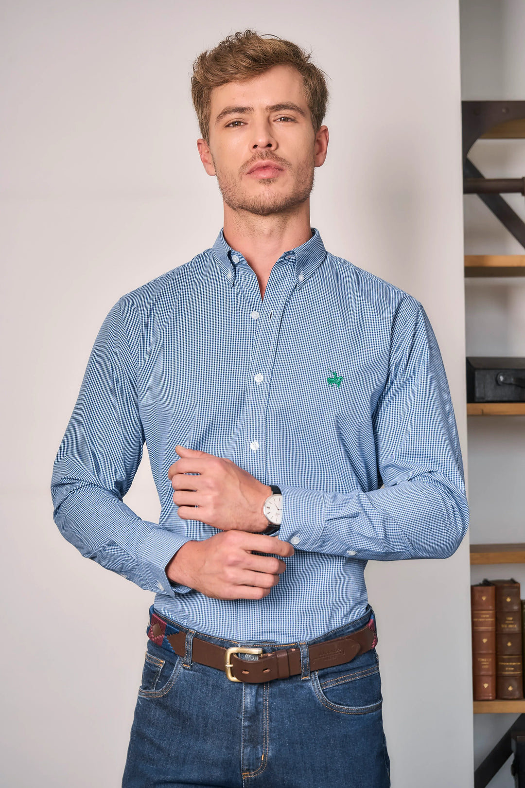 Camisa para hombre base blanca con cuadros azules. Logo bordado en color verde.