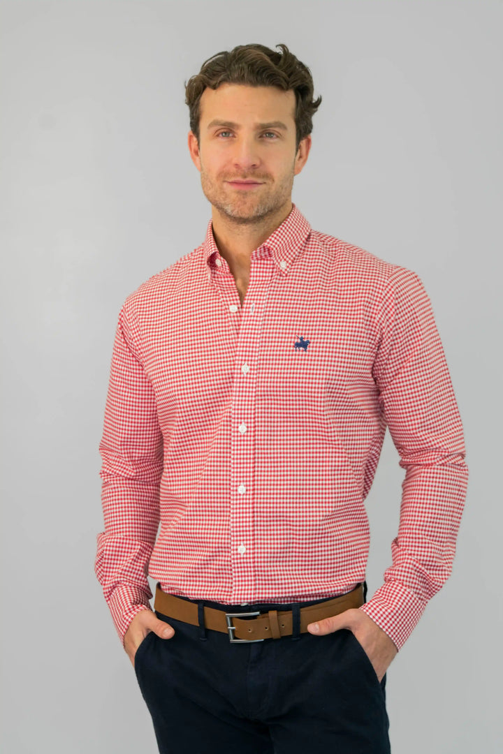 Camisa para hombre de cuadros roja.  Un diseño que siempre estará de moda.