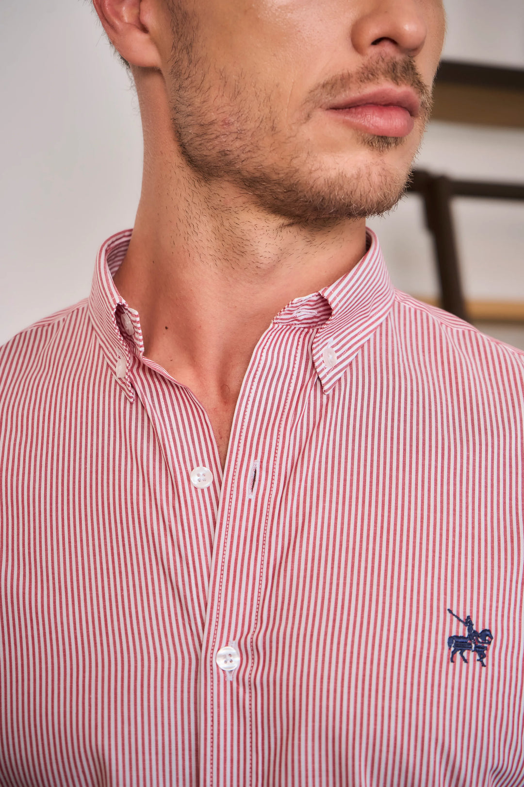 Camisa para hombre de rayas rojas base blanca. detalles innovadores que le dan un toque juvenil y divertido