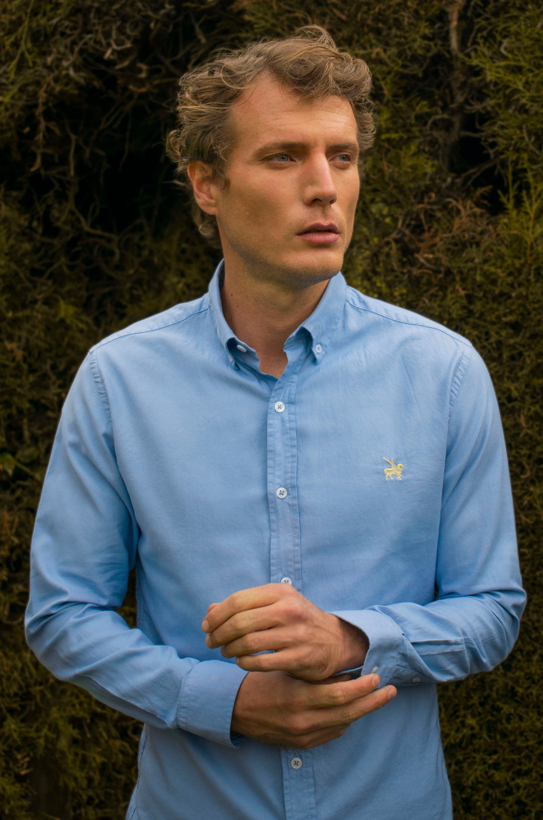 Camisa para hombre azul claro tipo Oxford, manga larga con logo bordado amarillo