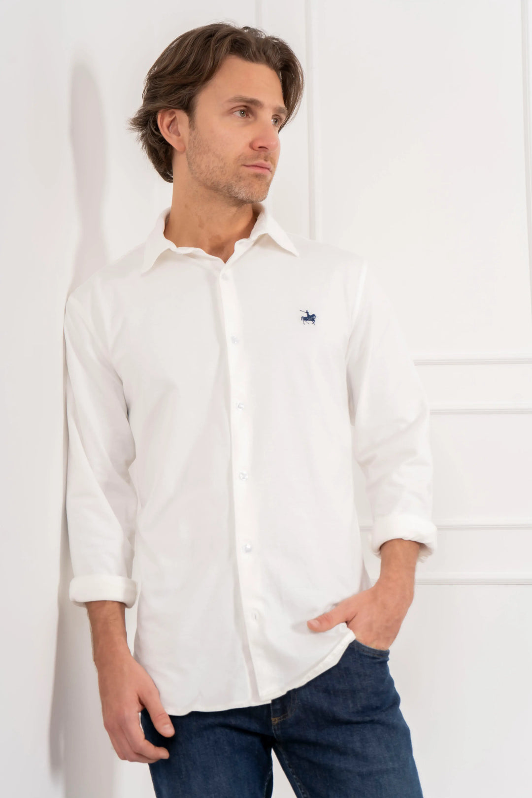 Camisa hombre manga larga tejido pique blanca. textura en relieve y suavidad excepcional. Ideal para looks casuales informales.