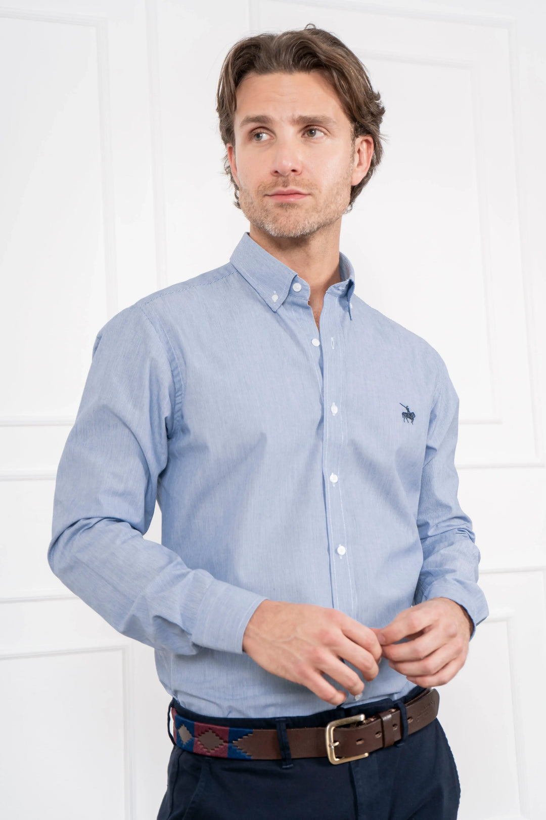 Camisa hombre patrón de rayas en un tono azul suave sofisticado. equilibrio perfecto entre lo clásico y lo contemporáneo.
