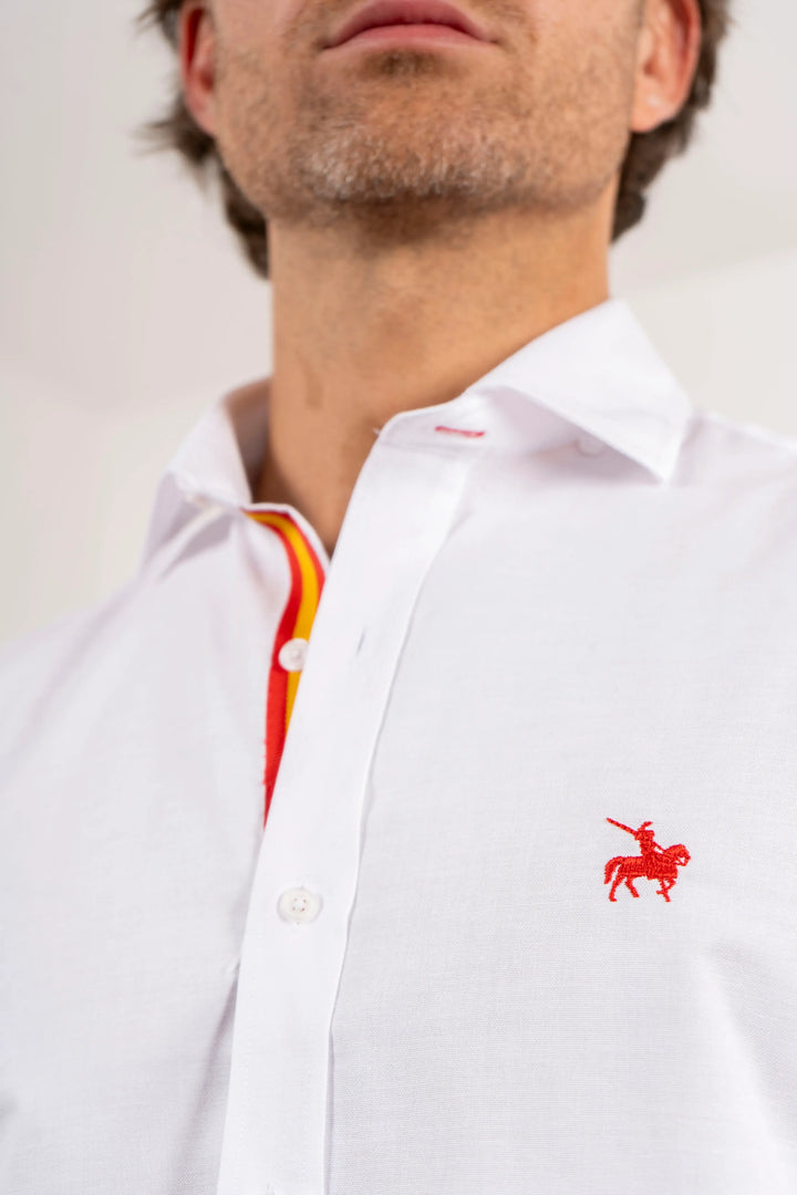 Camisa para hombre España, camisa con lineas de colores bandera de España en el cuello. Logo bordado rojo.