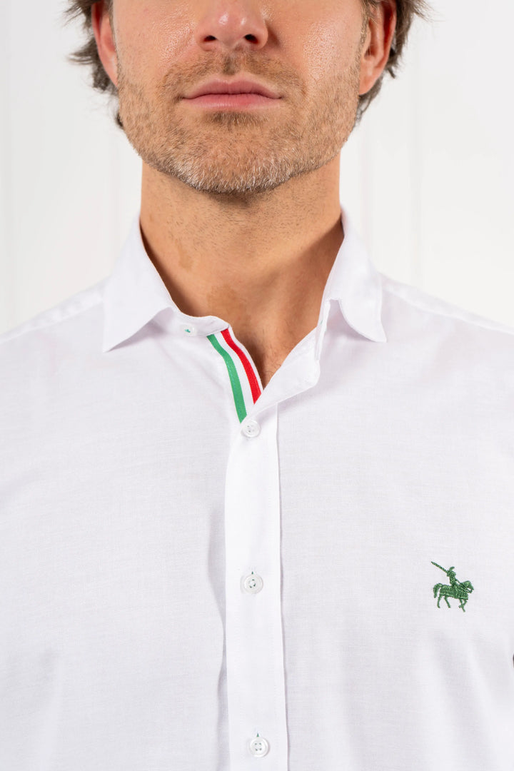 Camisa blanca para hombre Italia, camisa con lineas de colores bandera de Italia en el cuello. Logo bordado verde.