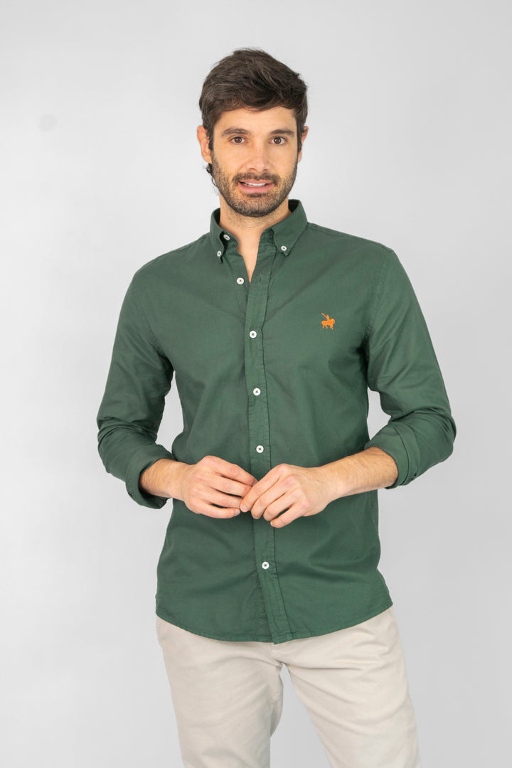 Camisa para hombre tipo oxford color verde militar. Camisa manga larga ideal para looks casuales informales.