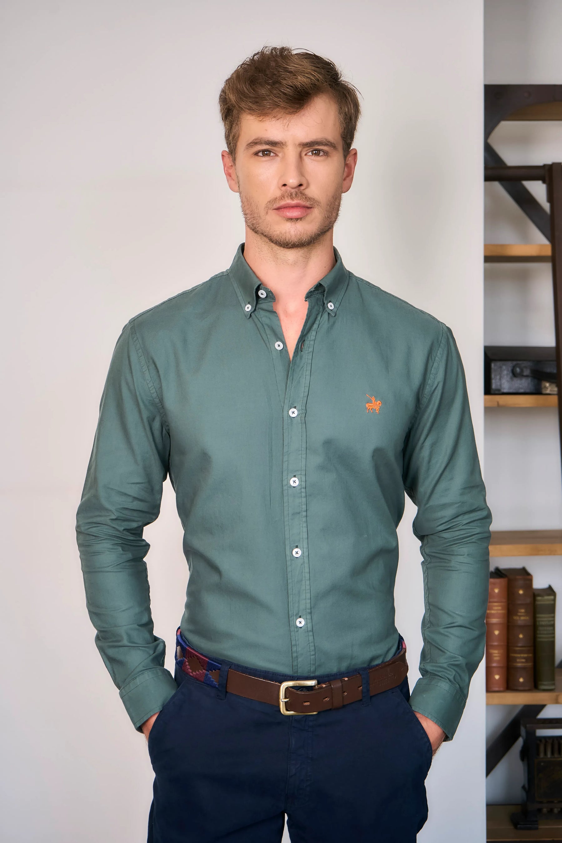 Camisa para hombre tipo oxford color verde militar. Camisa manga larga ideal para looks casuales informales.