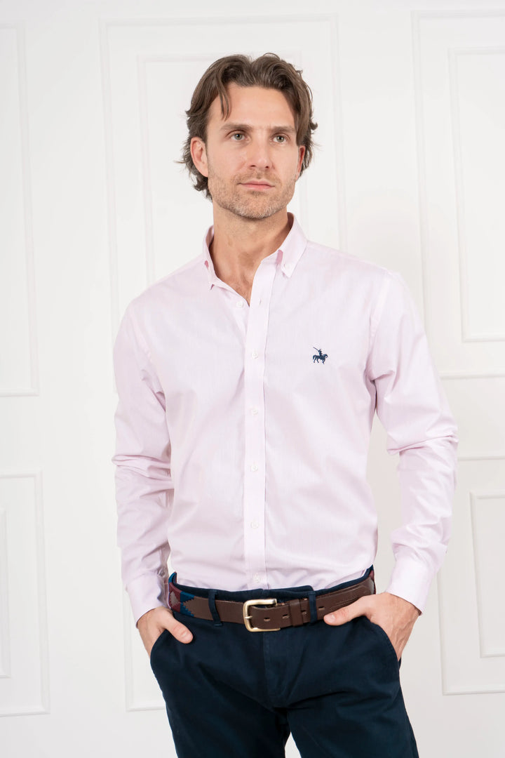 Camisa de hombre rosada, rayas finas, camisa manga larga para un look formal.