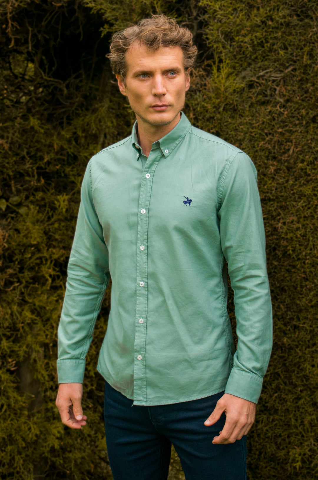 Camisa para hombre tipo oxford color verde, manga larga, logo azul oscuro