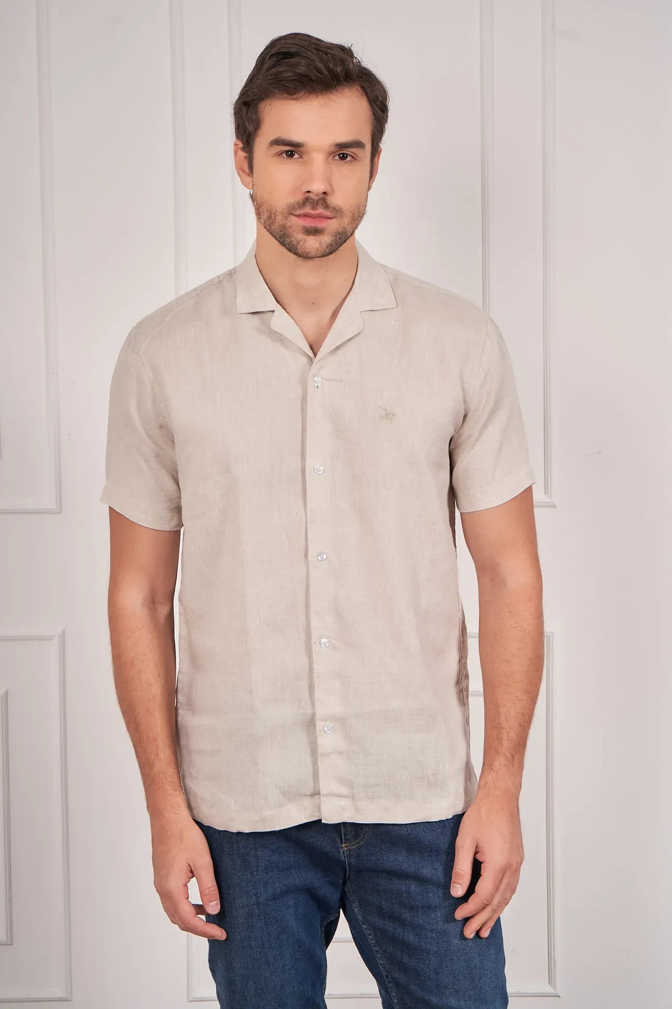 Camisa de lino para hombre manga corta, detalle cuello. Logo bordado en el pecho.