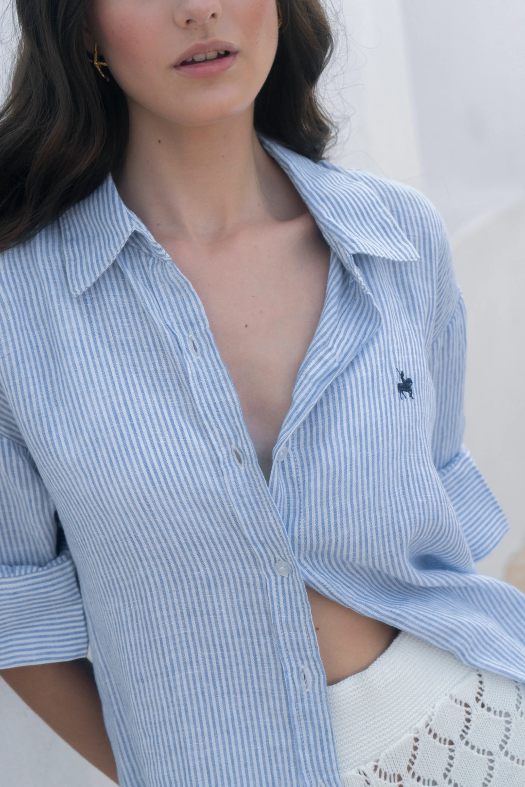 Camisa para mujer, confeccionada en 100% lino. Rayas y bordado azul.
